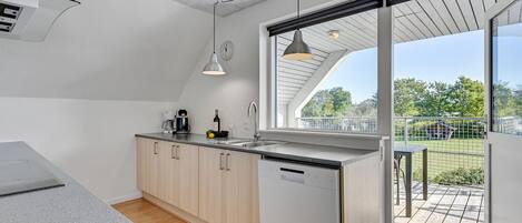 Køleskab, opvaskemaskine, kaffe-/temaskine