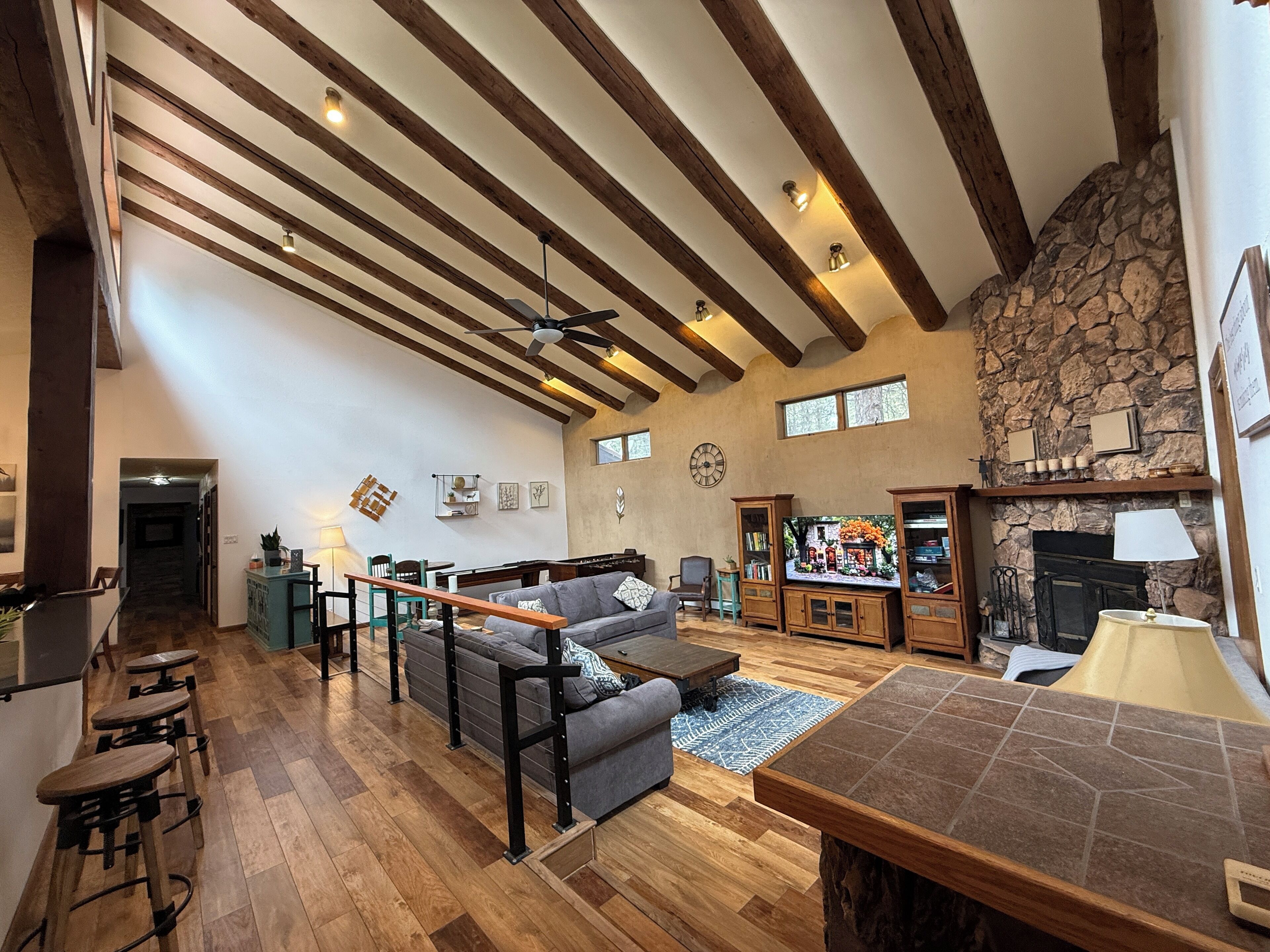 Smart-TV, Kamin, Tischfußball, Bücher