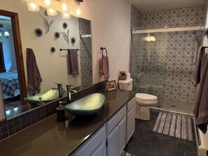 Ensemble douche/baignoire, sèche-cheveux, serviettes fournies, shampoing
