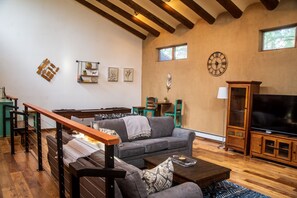 Smart TV, chimenea, futbolito y libros