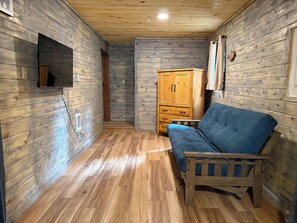 Smart TV, chimenea, futbolito, libros