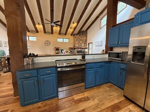 Refrigerador, microondas, horno, placa de cocina