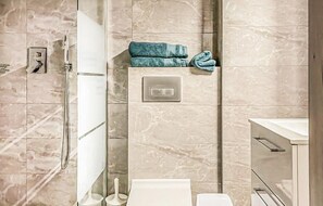 Shower - Awesome home in Grzybowo with WiFi (Grzybowo)