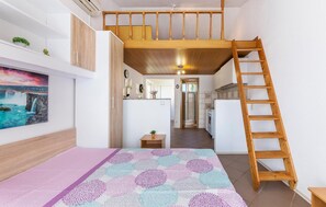 Travel crib, free WiFi, bed sheets