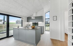 Réfrigérateur, un four, surface de cuisson, lave-vaisselle