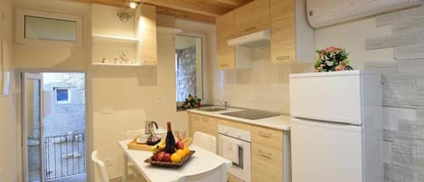 Fridge, oven, coffee/tea maker