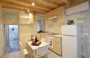 Refrigerador, microondas, horno y cafetera y tetera 