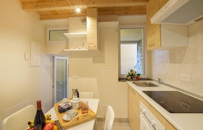 Fridge, oven, coffee/tea maker