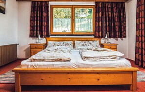 5 bedrooms, travel crib, free WiFi, bed sheets - schoenes Ferienhaus Zillertal (Hart im Zillertal)