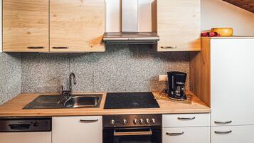 Kühlschrank, Herdplatte, Wasserkocher mit Kaffee-/Teezubehör