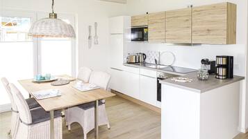 Kühlschrank, Mikrowelle, Herdplatte, Geschirrspüler