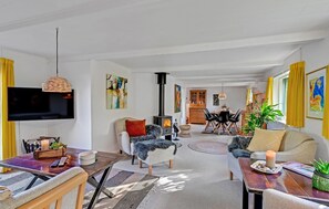 Una chimenea, un reproductor estéreo