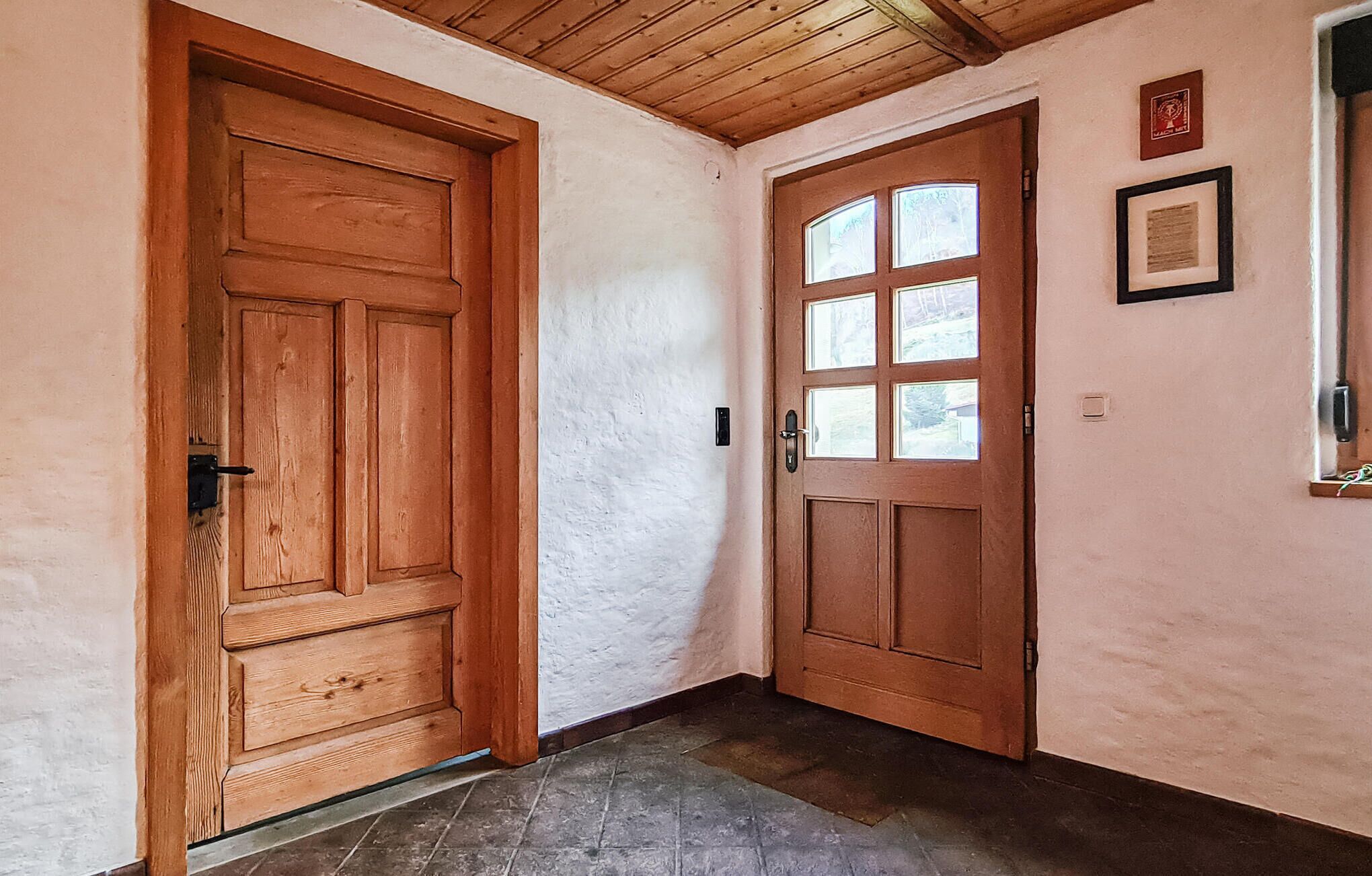 Ein Flur mit Holztüren und Fliesenboden.