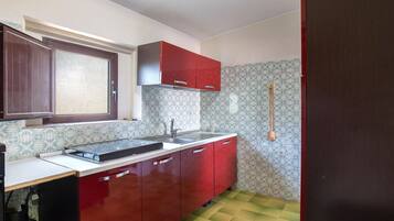 Fridge, stovetop