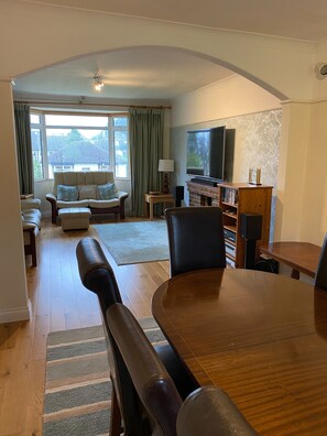 Smart TV, offices - 5 Bed Bungalow convenient for COP26 (Milngavie)