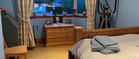 5 chambres, fer et planche à repasser, Wi-Fi gratuit, draps fournis