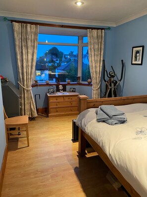 5 bedrooms, iron/ironing board, free WiFi, bed sheets - 5 Bed Bungalow convenient for COP26 (Milngavie)