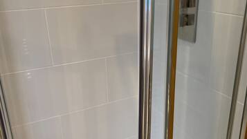 Duschwanne, Whirlpool, Haartrockner, Handtücher