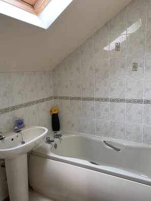 Combined shower/tub, jetted tub, hair dryer, towels - 5 Bed Bungalow convenient for COP26 (Milngavie)