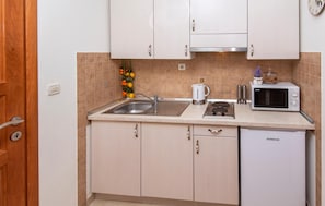 Réfrigérateur, micro-ondes, plaque de cuisson, cafetière/bouilloire