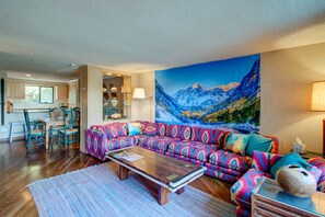 Smart TV, fireplace - Walk to Ski/Tennis Mountain Condo with Golf Course View (Sugar Mountain)
