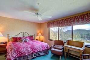 4 bedrooms, desk, free WiFi, bed sheets