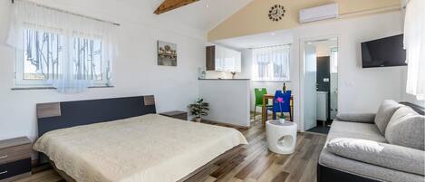 Travel cot, free WiFi, bed sheets