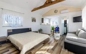 Travel crib, free WiFi, bed sheets