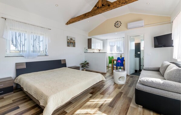 Travel cot, free WiFi, bed sheets