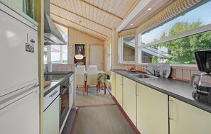 Fridge, oven, stovetop, coffee/tea maker - Cozy home in Holbæk with WiFi (Holbæk)