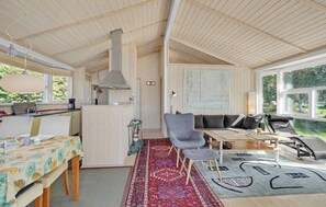 TV, fireplace, DVD player, stereo - Cozy home in Holbæk with WiFi (Holbæk)