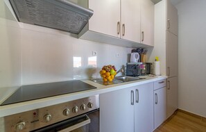 ثلاجة، فرن، موقد طهي مسطح، ماكينة لصنع القهوة/الشاي