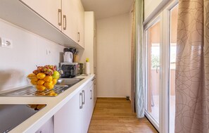 ثلاجة، فرن، موقد طهي مسطح، ماكينة لصنع القهوة/الشاي