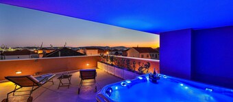 Lovely home in Trogir with jacuzzi