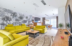 Smart TV, stereo - Gorgeous home in Trogir (Trogir)