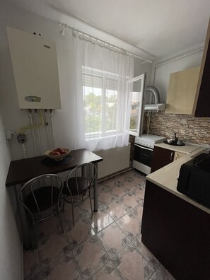 Mikrobølgeovn, kaffetrakter/tekoker, kaffekvern og spisebord