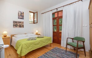 4 bedrooms, travel crib, free WiFi, bed sheets - 4 bedroom gorgeous home in Grubine (Grubine)
