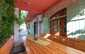 Outdoor dining - 4 bedroom gorgeous home in Grubine (Grubine)