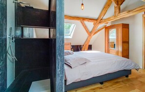 6 bedrooms, travel crib, free WiFi, bed sheets