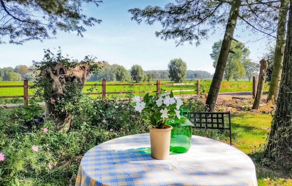 Outdoor dining - Amazing home in Knesselare with sauna (Knesselare)