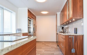 Kjøleskap, ovn, kokeplater og oppvaskmaskin