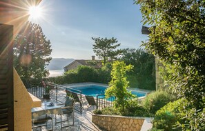 حمّام سباحة خارجي، مقاعد للتشمس