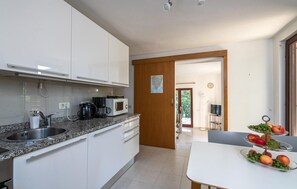 ثلاجة، فرن، موقد طهي مسطح، غسالة أطباق