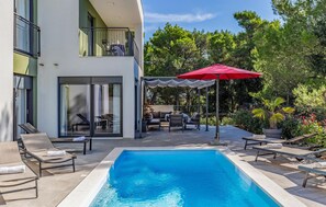 Piscine extérieure, chaises longues