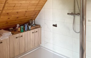 Combined shower/bathtub - Nice home in Oybin with sauna (Oybin)