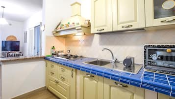 Frigorifero, piano cottura, macchina per tè/caffè