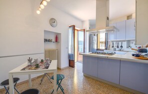 Réfrigérateur, four à micro-ondes, surface de cuisson, lave-vaisselle