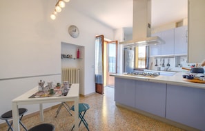 Réfrigérateur, four à micro-ondes, surface de cuisson, lave-vaisselle