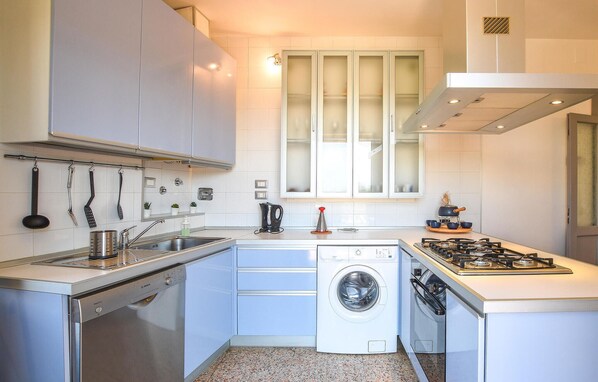 Réfrigérateur, four à micro-ondes, surface de cuisson, lave-vaisselle