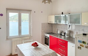 Kjøleskap, ovn, kokeplater og oppvaskmaskin